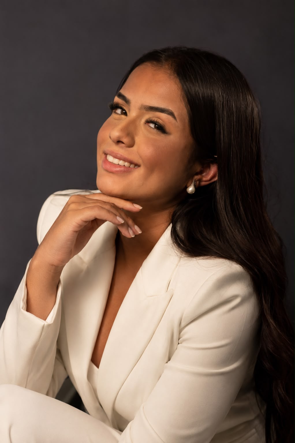Laura Venâncio, especialista em extensão de cílios e design de sobrancelhas